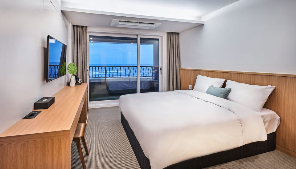Deluxe Double Room, Sea View | Desk, free WiFi, bed sheets