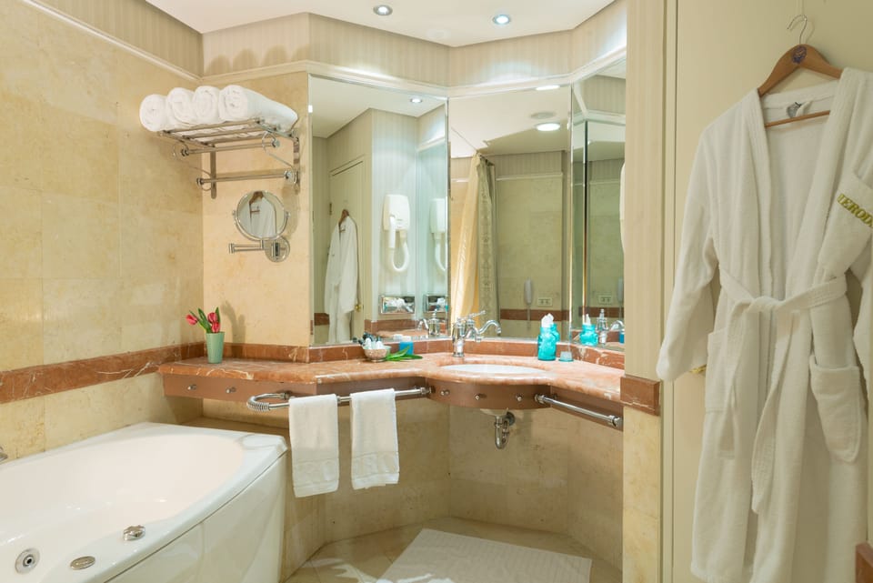 Executive Room  | Bathroom | Bathtub, jetted tub, free toiletries, hair dryer