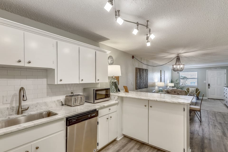 Condo, 1 Bedroom | Private kitchen | Fridge, oven, coffee/tea maker, toaster