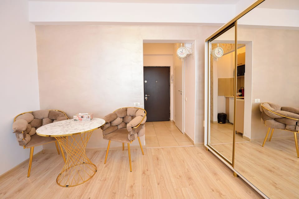 Studio, City View | Dining room