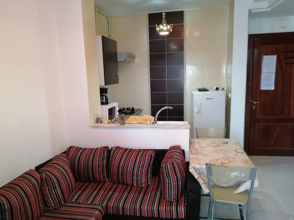 Apartment, 1 Bedroom, Smoking, Balcony | Living area