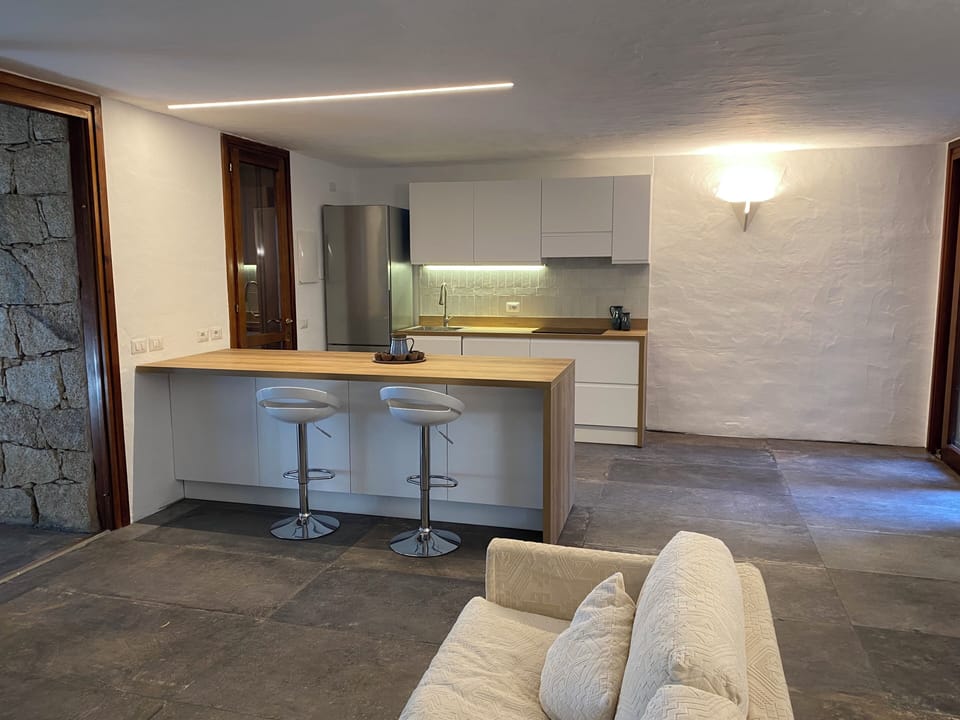 House, 3 Bedrooms, Smoking, Balcony | Living area | Books
