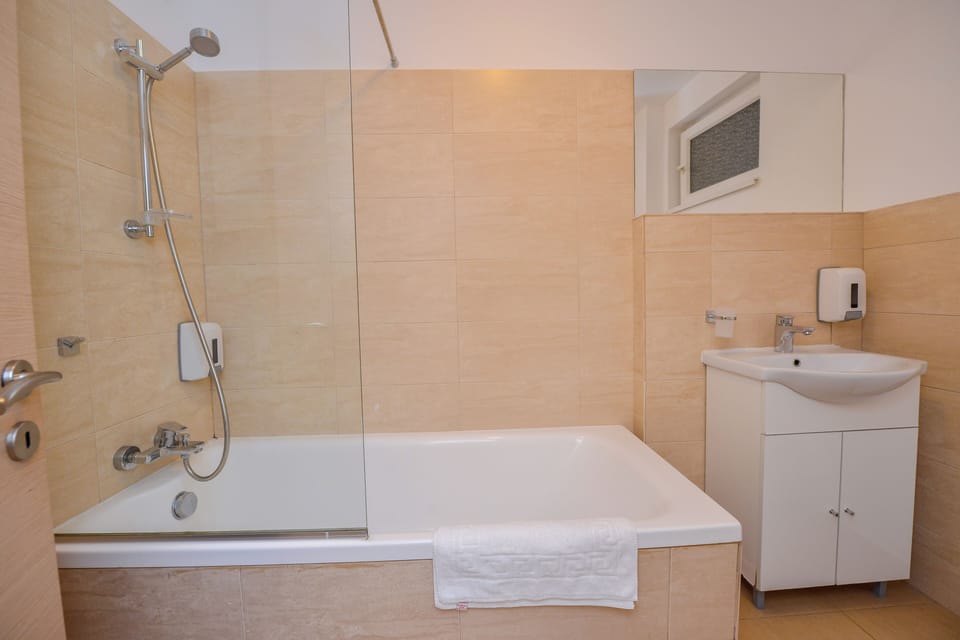 Bucharest Apartment - Two Bedrooms - 6 Guests - Cismigiu Gardens Apartment in Bucharest