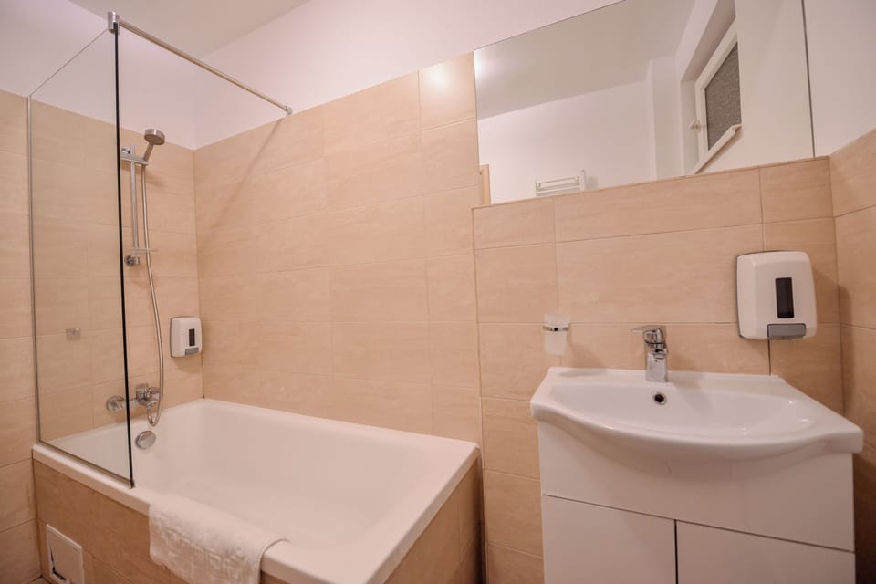 Bucharest Apartment - Two Bedrooms - 6 Guests - Cismigiu Gardens Apartment in Bucharest