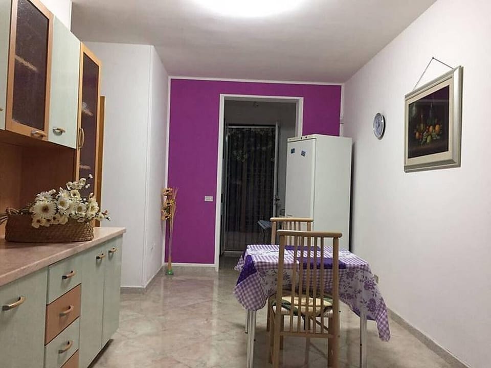 House, 2 Bedrooms, Smoking, Patio | Dining