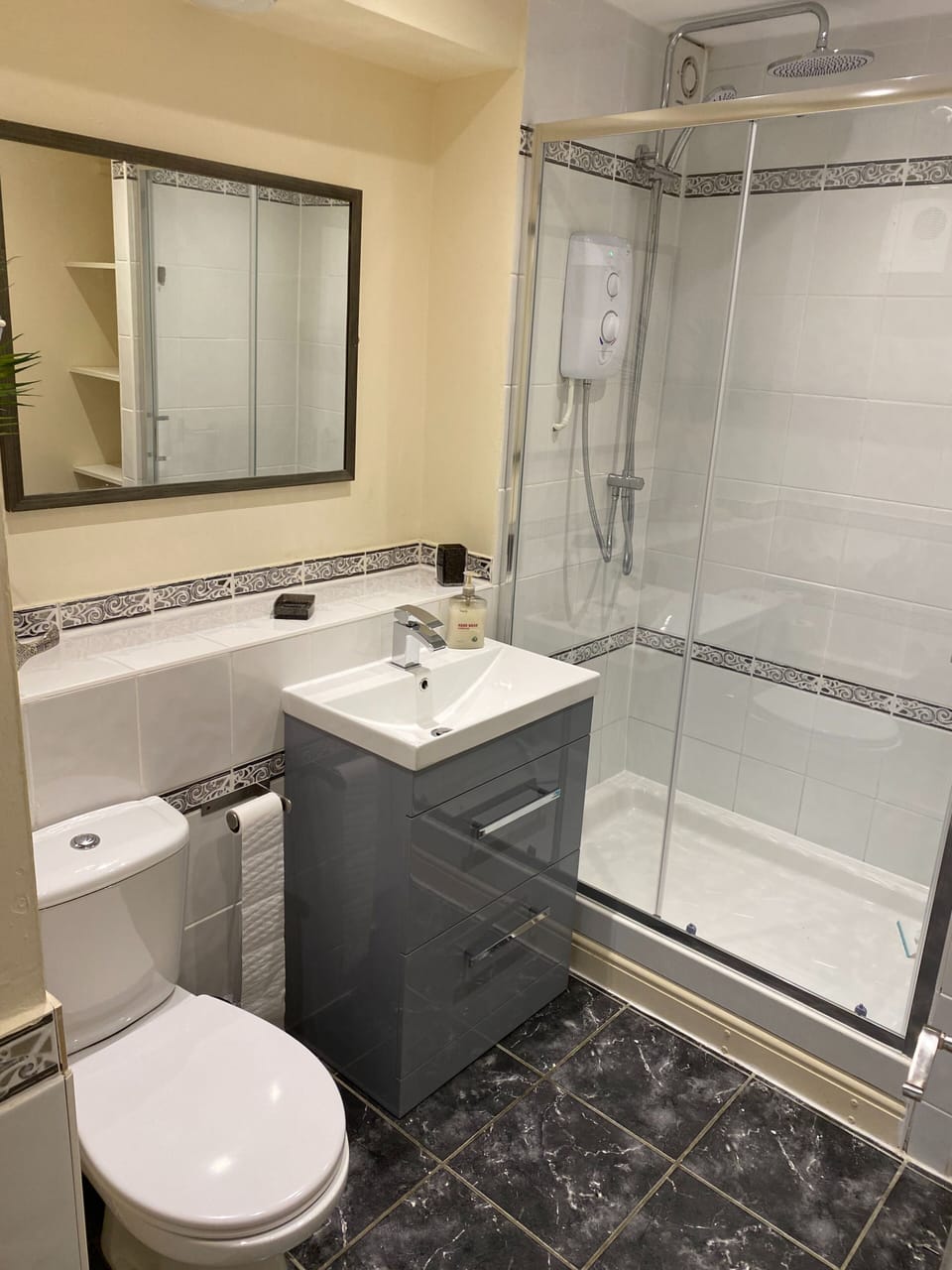 St Neots Riverfront 2-bed Ground-floor Apartment House in Huntingdonshire District