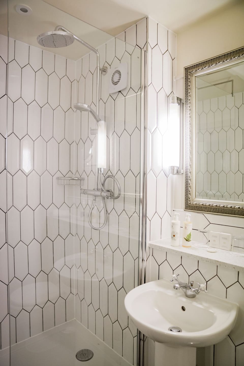 Country House Double or Twin Room  | Bathroom | Free toiletries, hair dryer, towels