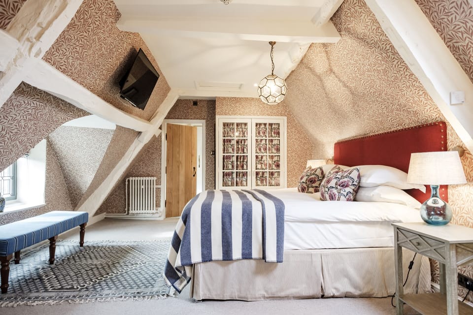 Deluxe Double or Twin Room | Premium bedding, in-room safe, desk, iron/ironing board