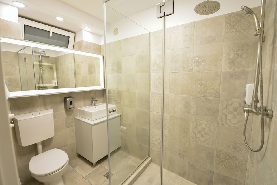 Twin I - One Bedroom - 4 Guests - Cismigiu Gardens Apartment in Bucharest