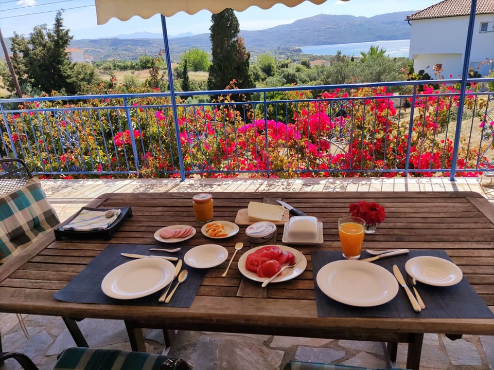 Villa, 3 Bedrooms, Balcony, Garden View | Outdoor dining