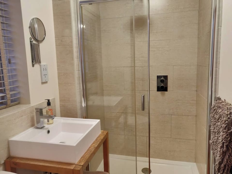 3-bed Cottage With 3 En-suite Shower Rooms Near St Neots House in Huntingdonshire District