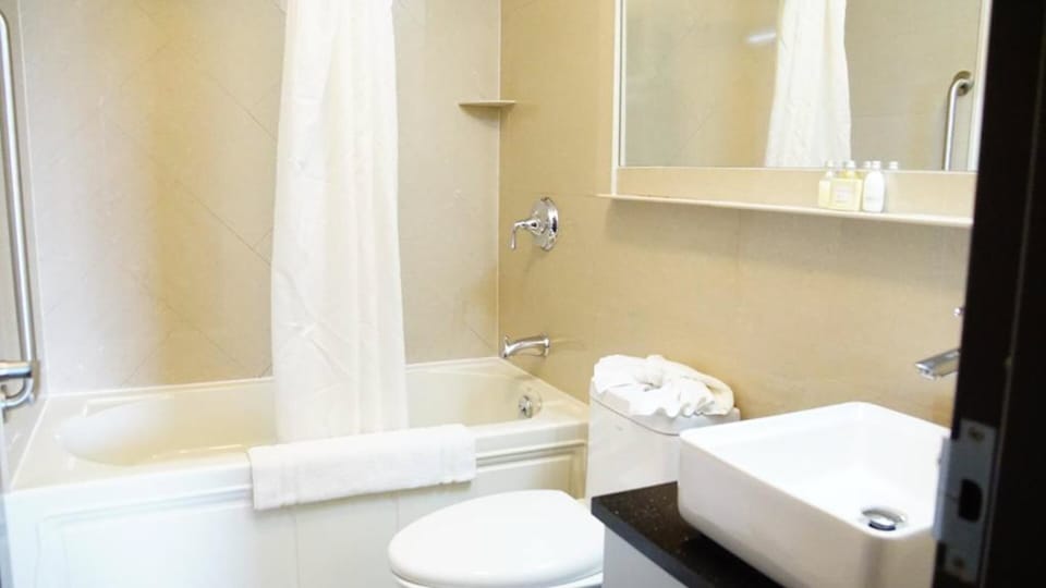 Combined shower/tub, deep soaking tub, rainfall showerhead