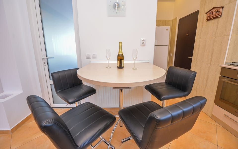 Apartment, 2 Bedrooms, Smoking, Terrace | Interior