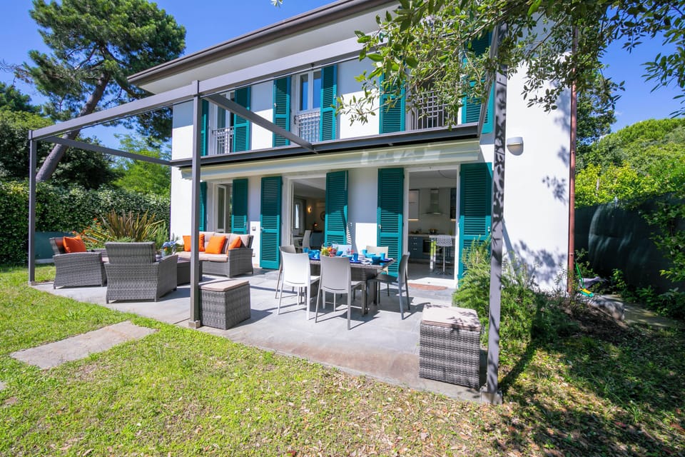 Family Villa, 5 Bedrooms, Fireplace, Sea Facing (Villa Victor 100m from sea) | Outdoor dining