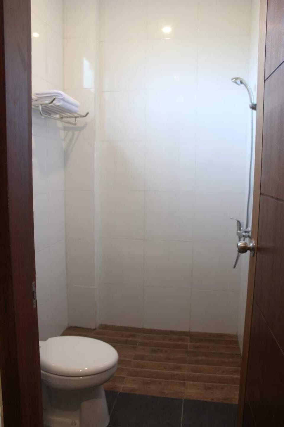 Deluxe Double Room | Bathroom | Shower, towels, soap, shampoo