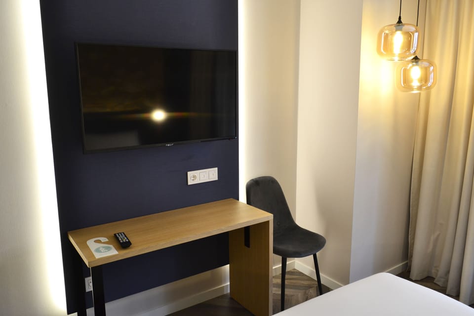 Standard Room | Desk, laptop workspace, blackout drapes, soundproofing