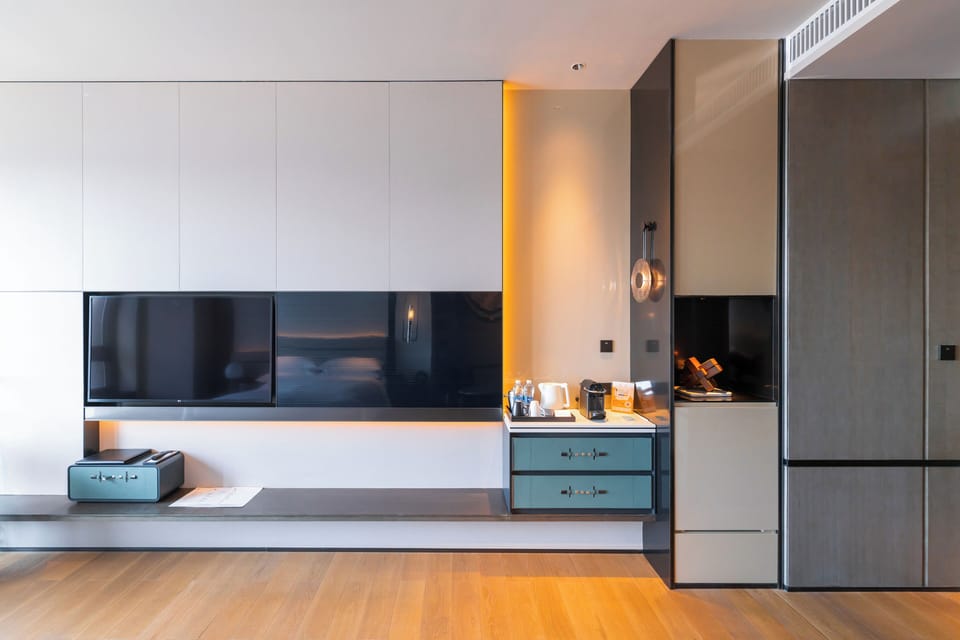 Business Room, 1 King Bed, Corner | Premium bedding, down comforters, minibar, in-room safe