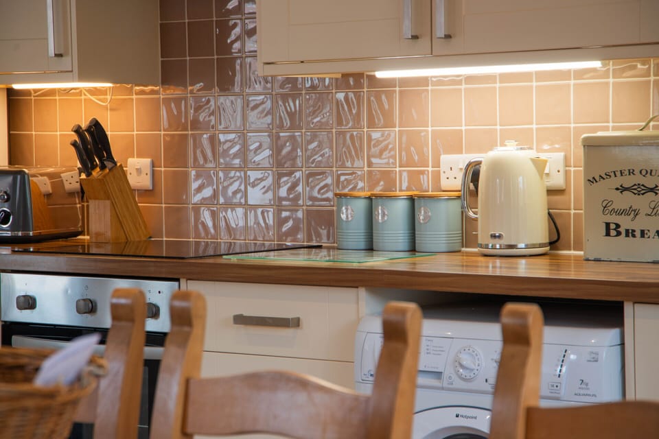 Family Cottage, Private Bathroom | Shared kitchen | Highchair