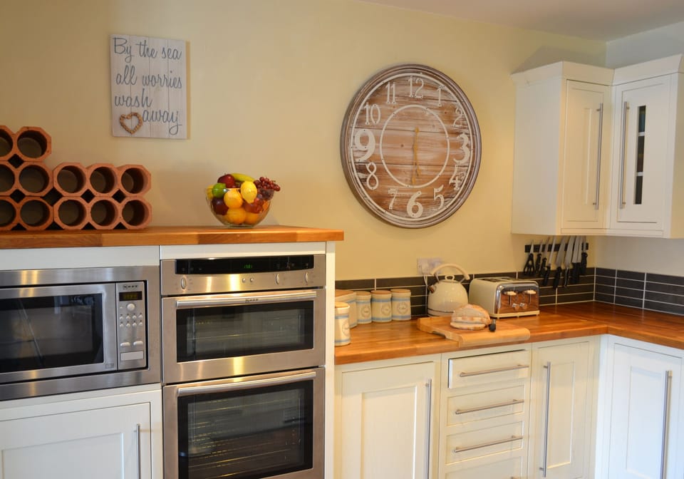Family House, Private Bathroom, Sea View | Shared kitchen