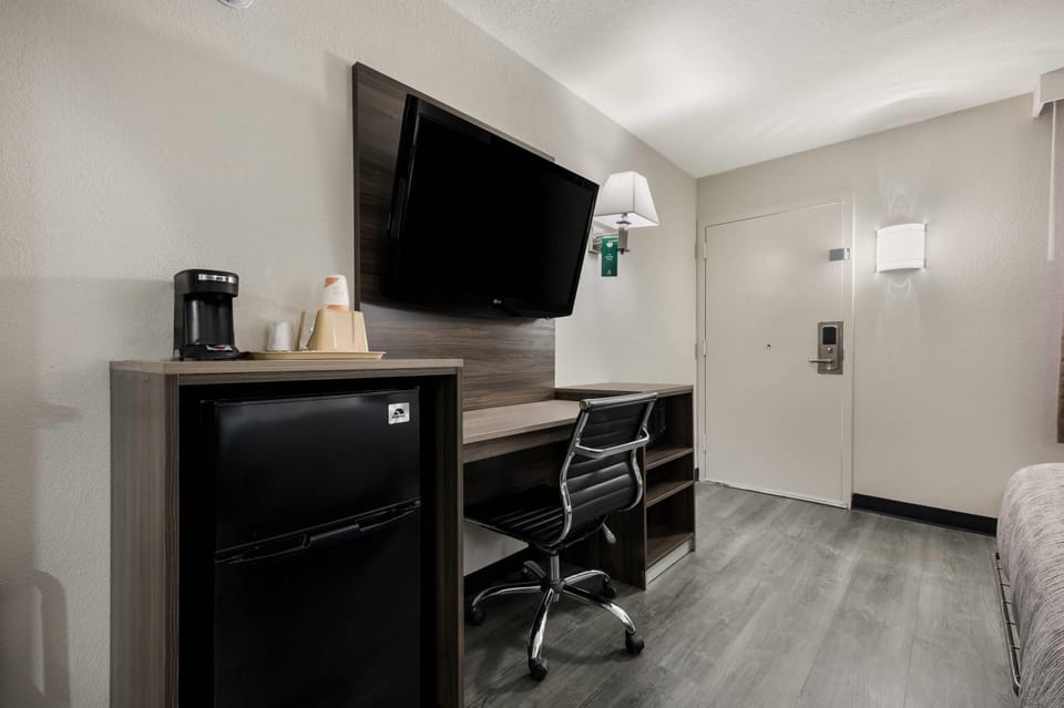 Room, 1 King Bed, Accessible, Non Smoking | Blackout drapes, soundproofing, free WiFi, bed sheets