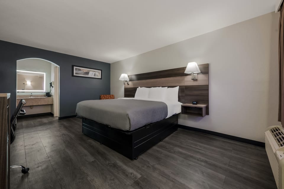 Standard Room, 1 King Bed, Non Smoking | Blackout drapes, soundproofing, free WiFi, bed sheets