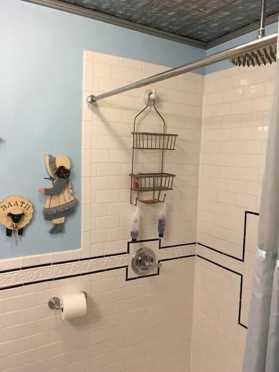 Blue Room - Shared Bath | Bathroom | Shower, rainfall showerhead, free toiletries, hair dryer