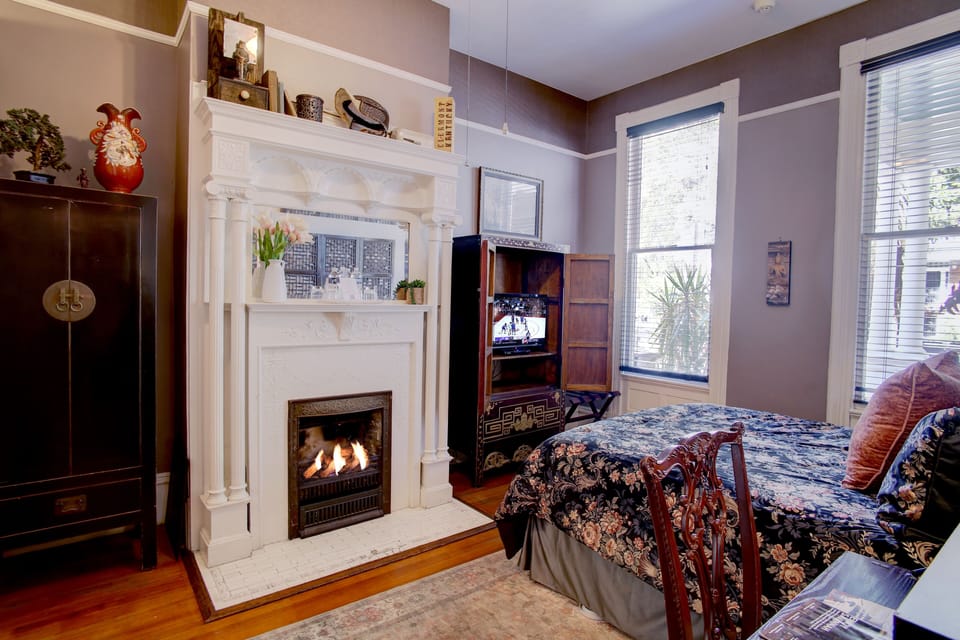 Gentlemen's Parlor, Deluxe Room, 1 Queen Bed, Fireplace	 | Premium bedding, desk, iron/ironing board, free WiFi