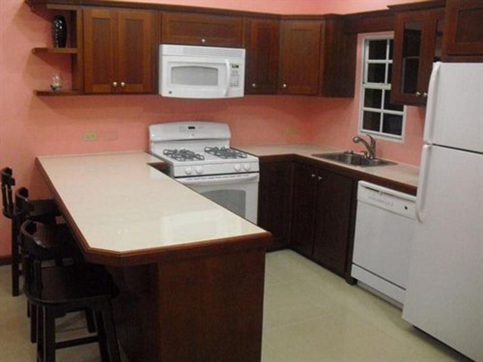 Coffee/tea maker, full-size fridge, microwave, oven