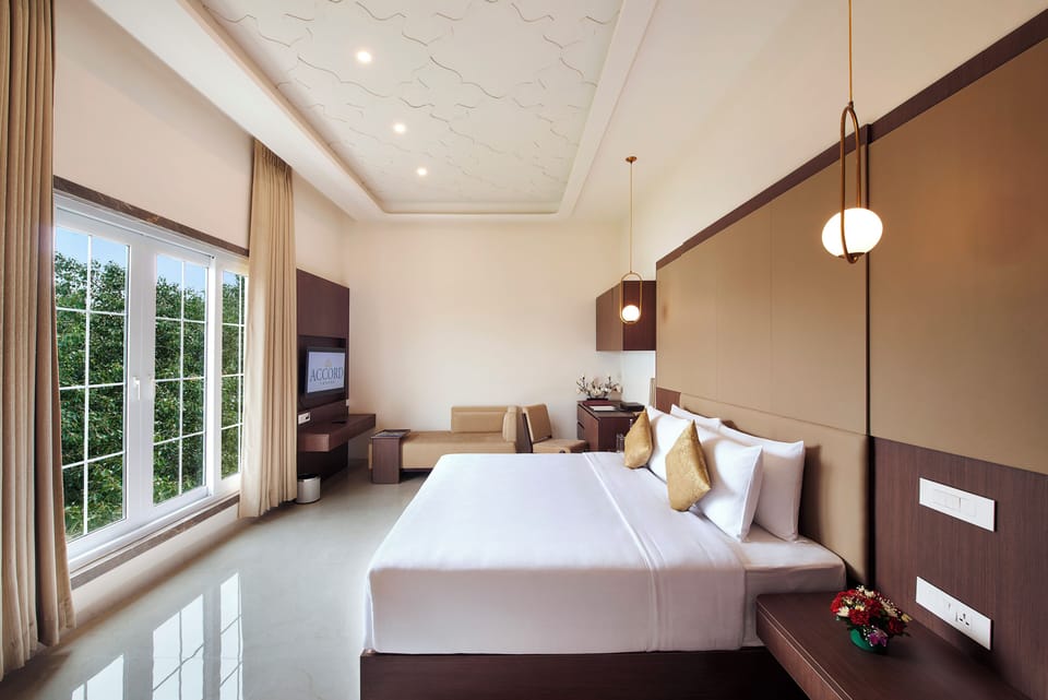 Egyptian cotton sheets, premium bedding, minibar, desk