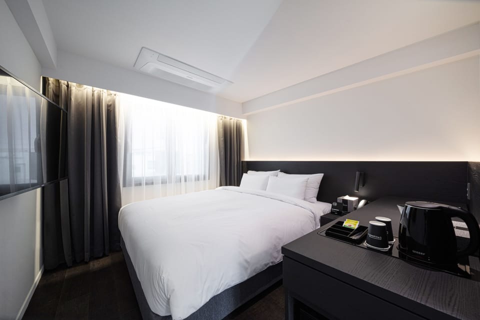 Compact King | Free WiFi, bed sheets