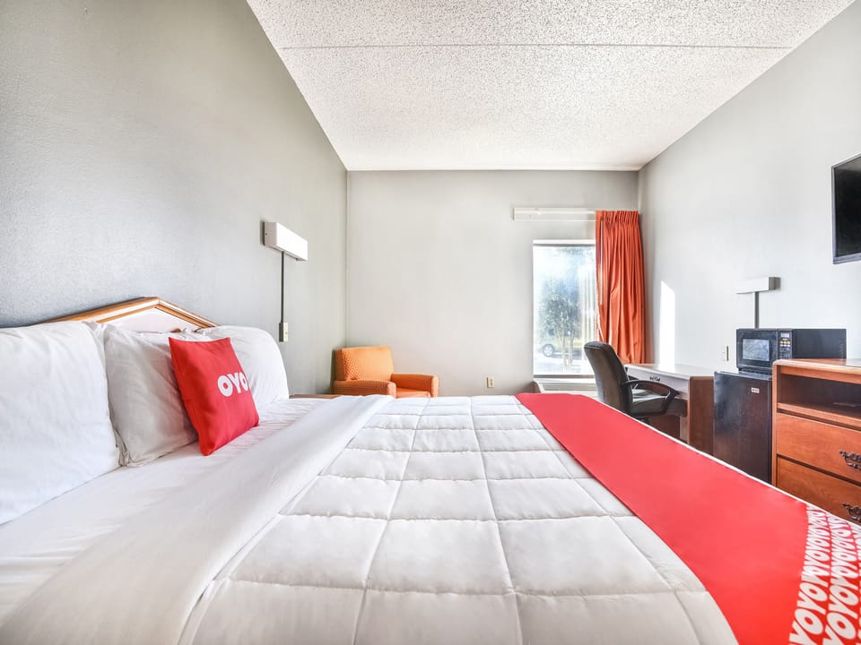 Desk, iron/ironing board, WiFi (free), bed sheets