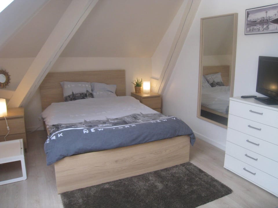 Chambre double avec salle d'eau privative | WiFi (free), individually decorated, individually furnished, bed sheets
