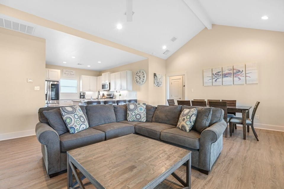 House, 4 Bedrooms | Living room | Smart TV