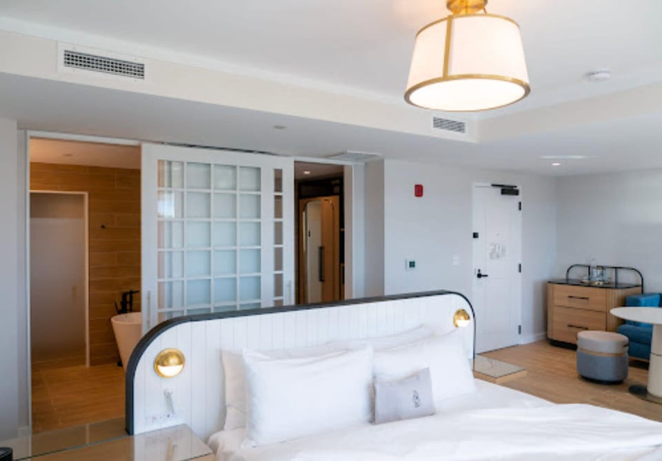 Room, 1 King Bed, Corner, Marina View | Hypo-allergenic bedding, free minibar items, in-room safe