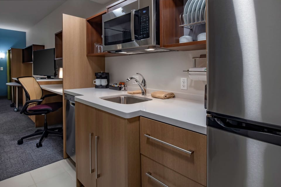 Full-size fridge, microwave, dishwasher, coffee/tea maker