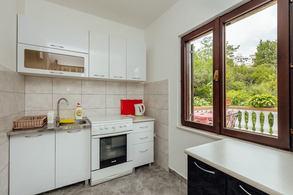 Full-size fridge, stovetop, cookware/dishes/utensils