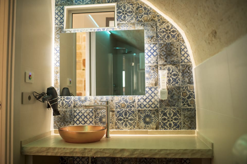 Double Room, Jetted Tub | Bathroom | Designer toiletries, hair dryer, bidet, towels