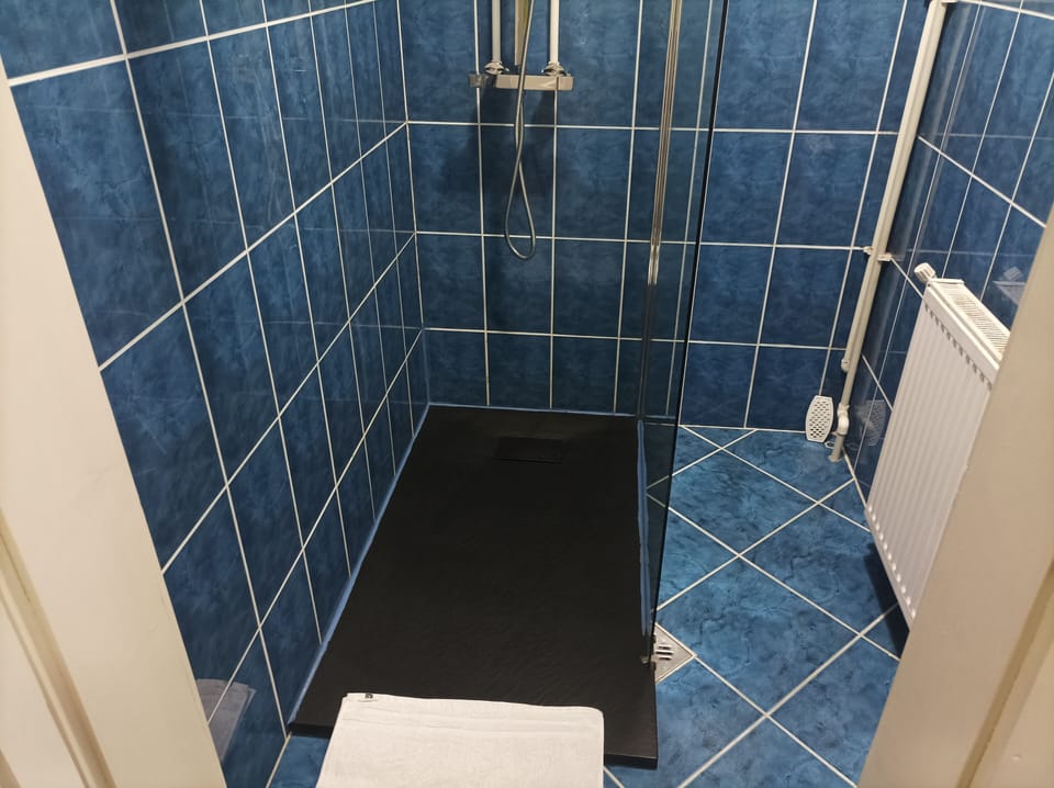 Deluxe Suite, Balcony | Premium bedding, free minibar, desk, laptop workspace