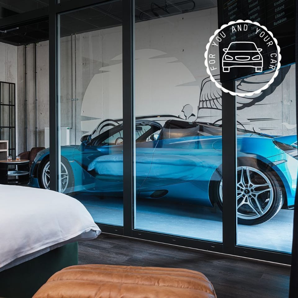 Design Studio Car | Premium bedding, down comforters, in-room safe, laptop workspace