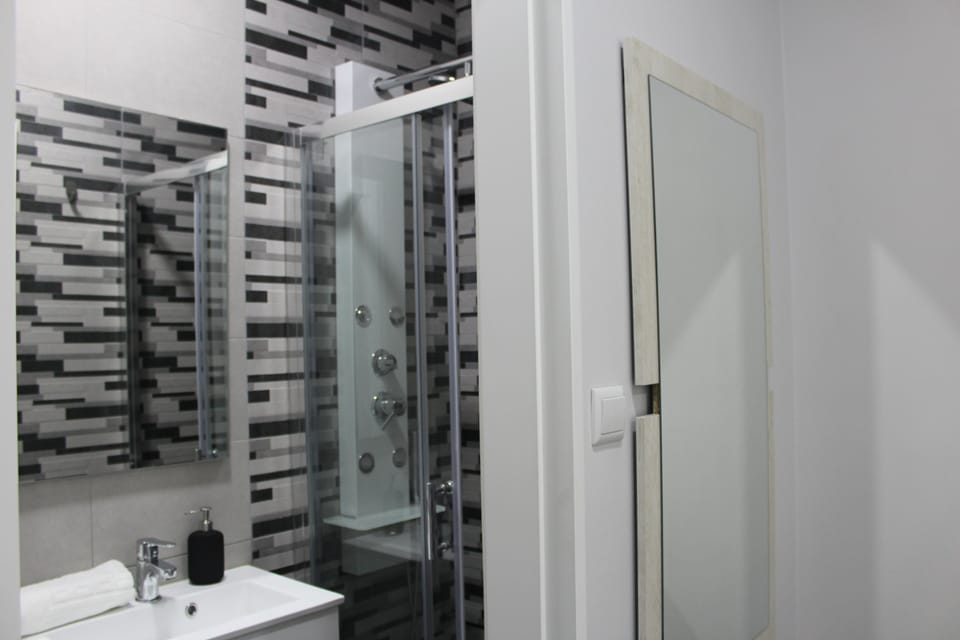 Room, 1 Bedroom | Bathroom | Towels