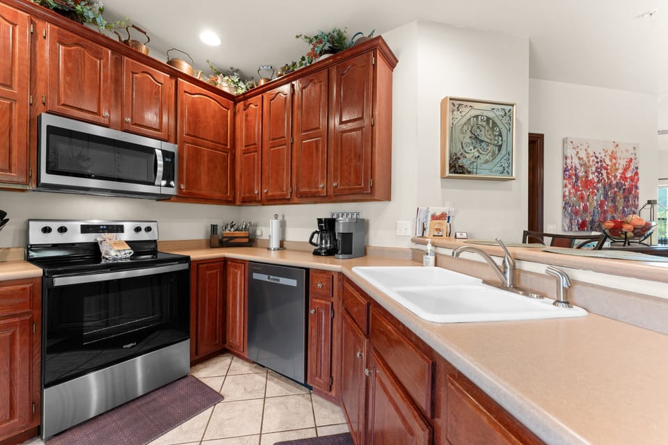 Condo, 2 Bedrooms | Private kitchen | Fridge, oven, coffee/tea maker, toaster