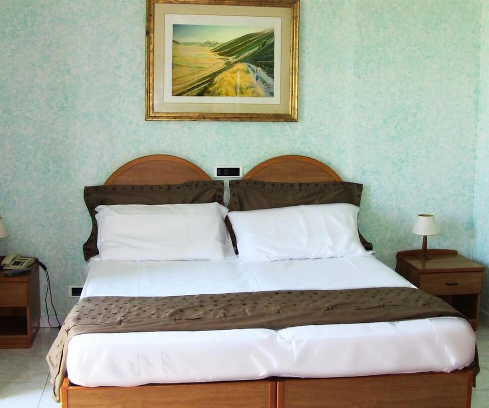 Traditional Double Room, Terrace | Minibar, in-room safe, desk, free cribs/infant beds