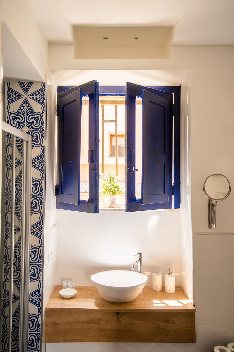 Standard Room | Bathroom | Shower, rainfall showerhead, free toiletries, hair dryer