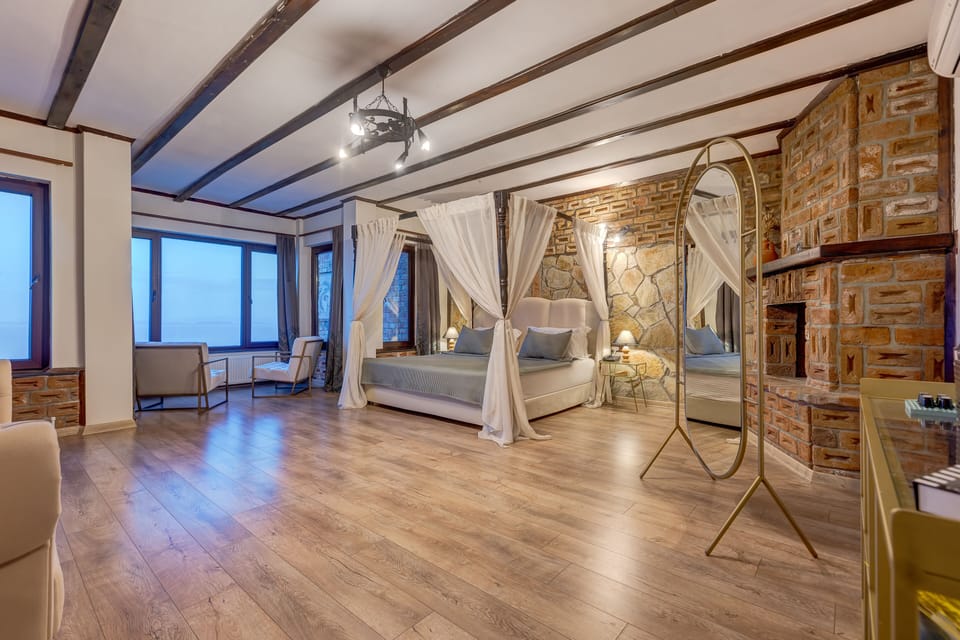 Suite, Sea View | Minibar, desk, soundproofing, free WiFi