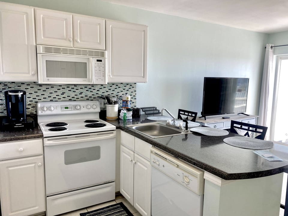 Condo, 1 Bedroom, Balcony, Beach View (205) | Private kitchen | Full-size fridge, microwave, oven, stovetop