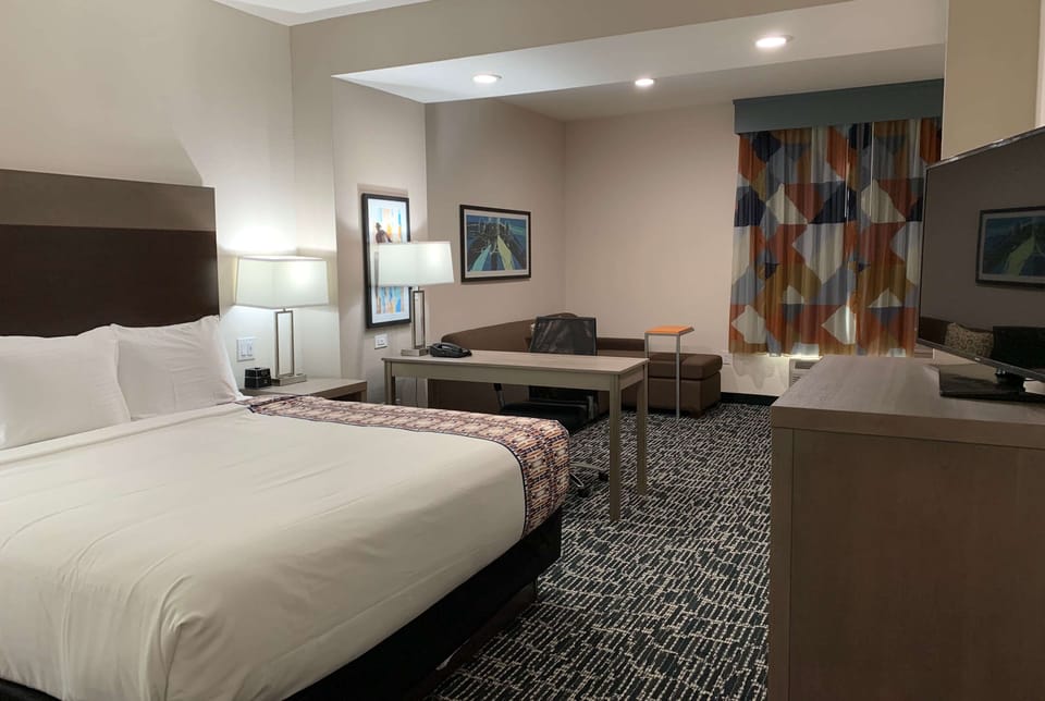 Studio Suite, 1 King Bed, Non Smoking | Desk, iron/ironing board, WiFi (free), bed sheets