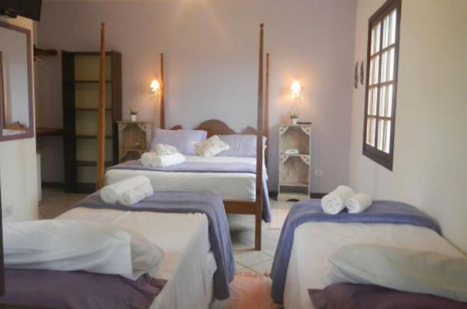 Standard Quadruple Room | Minibar, bed sheets