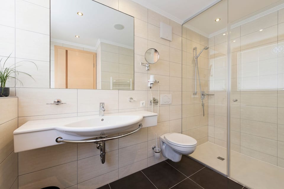 Standard Triple Room | Bathroom | Towels