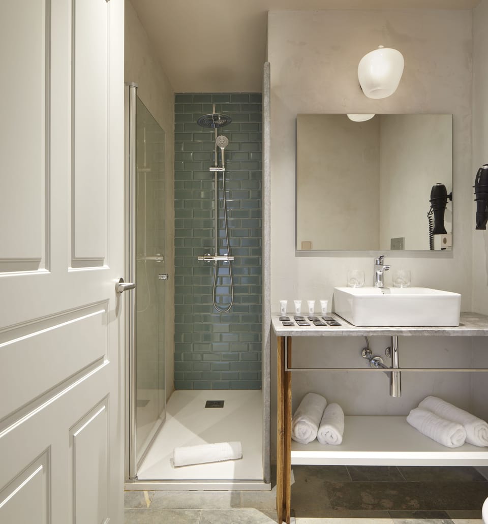 Superior Room | Bathroom | Shower, free toiletries, hair dryer, towels