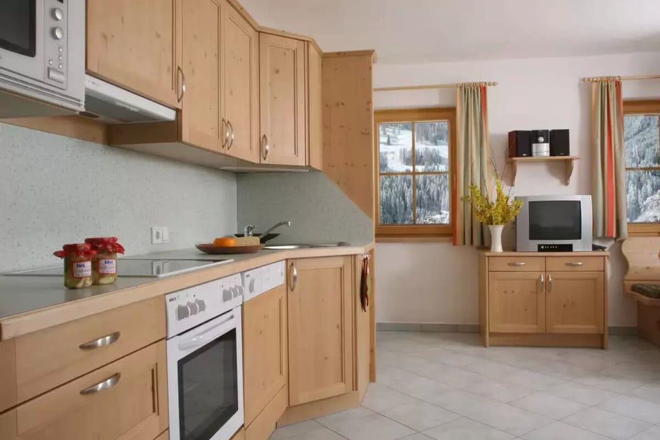 Apartment (Frühling) | Private kitchen | Fridge, oven, stovetop, dishwasher
